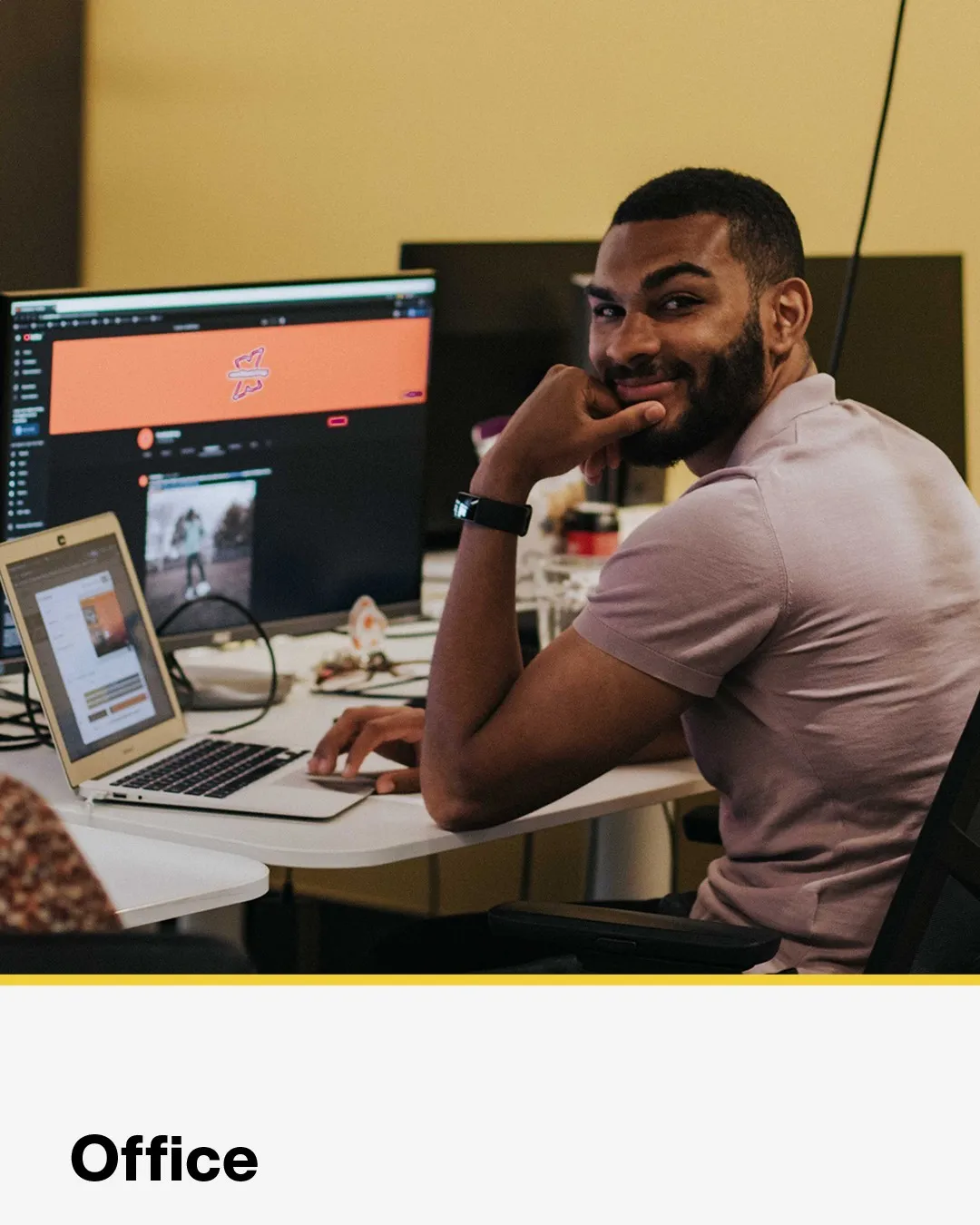 Daniël aan het werk aan een implementatie