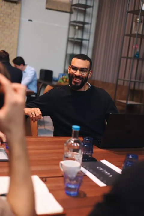 Daniël in gesprek tijdens training